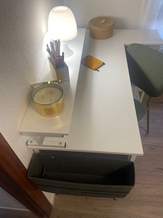 Escritorio blanco con USB y enchufes