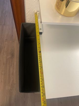 Escritorio blanco con USB y enchufes