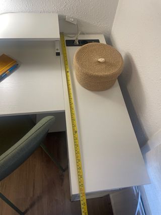 Escritorio blanco con USB y enchufes