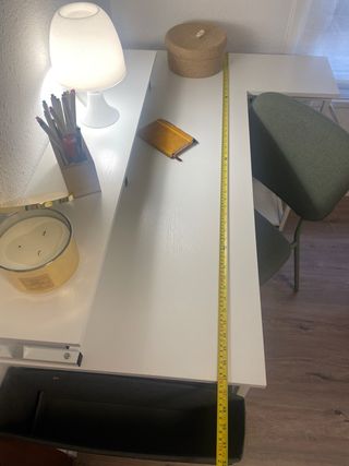 Escritorio blanco con USB y enchufes