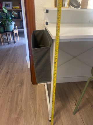 Escritorio blanco con USB y enchufes