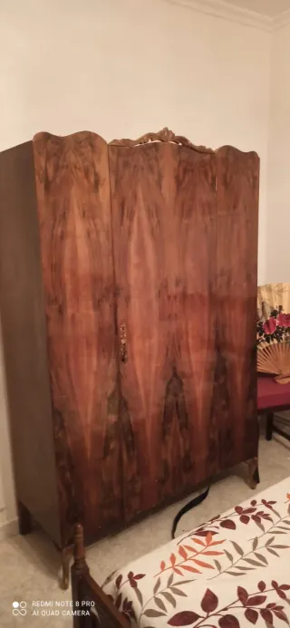 Armario de madera maciza