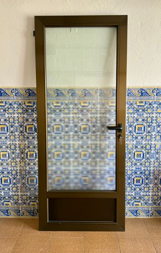 Puerta acristalada con manilla y llave