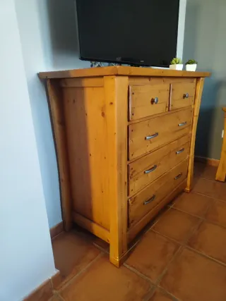 Cómoda de madera maciza