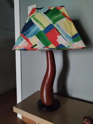 Lamparita de mesa madera pantalla colorida