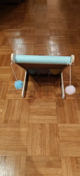 Rascador para gatos con pelotas
