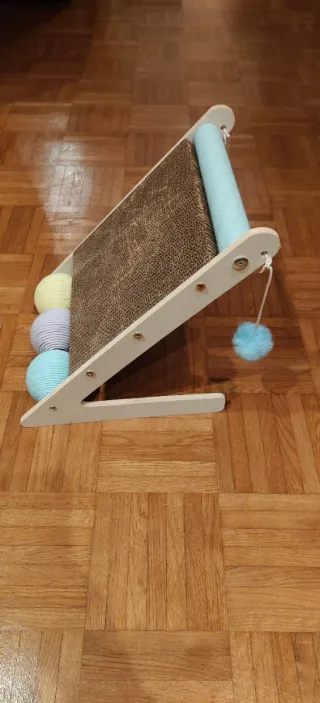 Rascador para gatos con pelotas