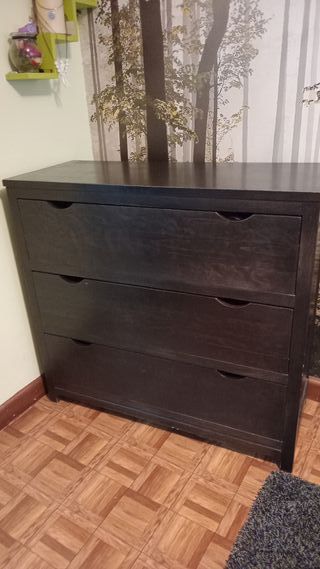 Cómoda de madera oscura