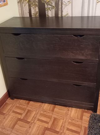 Cómoda de madera oscura