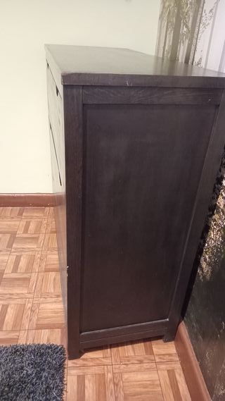 Cómoda de madera oscura