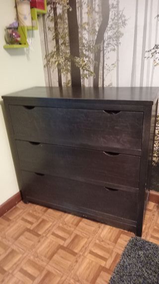Cómoda de madera oscura