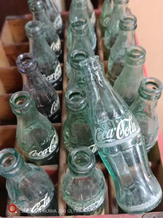 Caja Coca-Cola 1970 con botellas