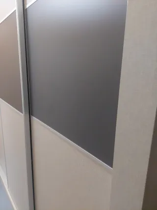 Armario de madera beige