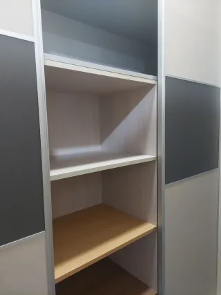 Armario de madera beige