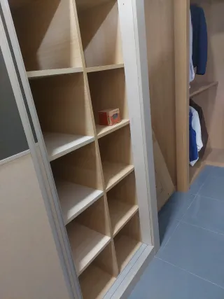 Armario de madera beige