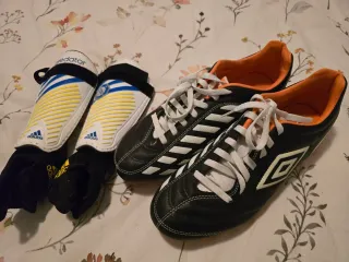 Botas de fútbol de la marca Umbro + Espinilleras