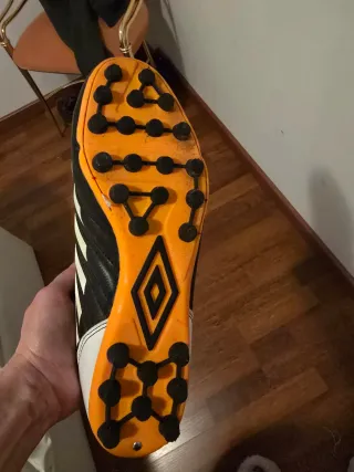 Botas de fútbol de la marca Umbro + Espinilleras