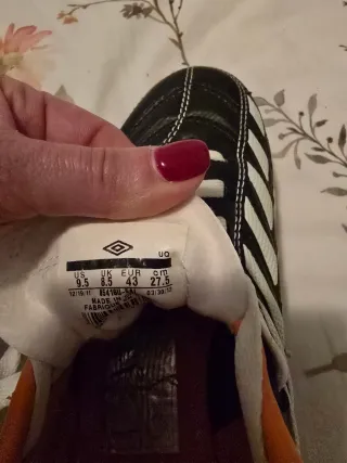 Botas de fútbol de la marca Umbro + Espinilleras