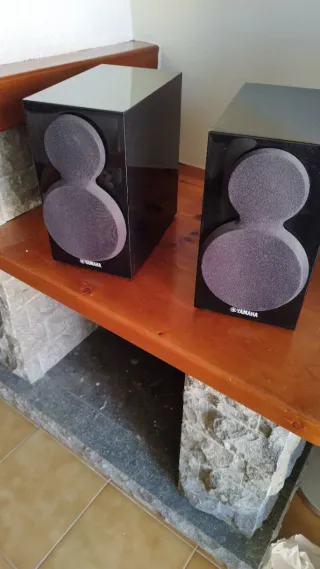 Altavoces Yamaha Negros