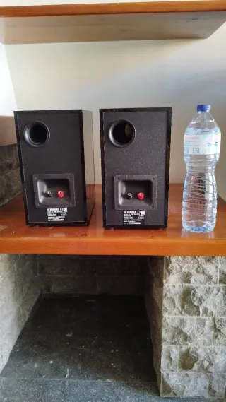 Altavoces Yamaha Negros