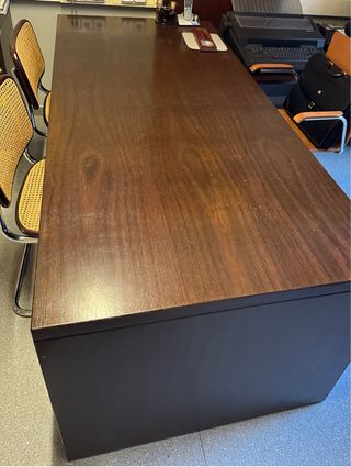 Mesa de oficina de madera oscura