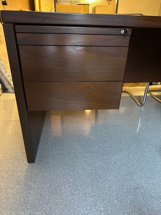 Mesa de oficina de madera oscura