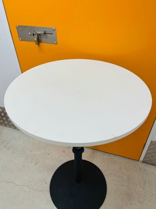 Mesa alta de bar regulable – Blanca y Negra