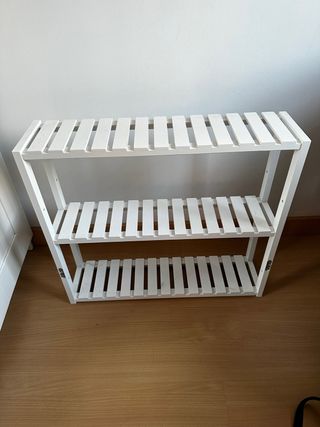 Estantería de madera blanca
