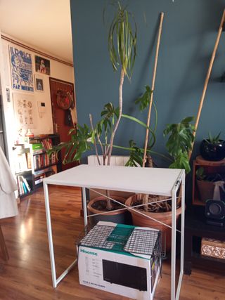 Armario blanco y cama individual