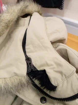 Parka Beige con Capucha y Pelo Sintético