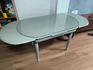 Mesa extensible gris azulado con cristal