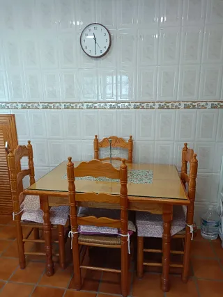 Mesa de cocina con 4 sillas