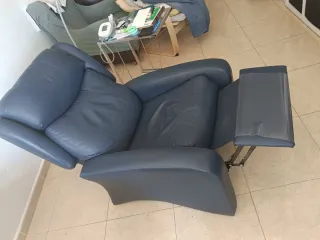 Sillón reclinable de piel azul
