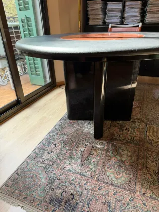 Mesa redonda despacho cuero y madera