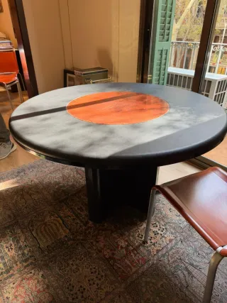 Mesa redonda despacho cuero y madera