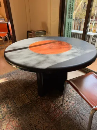 Mesa redonda despacho cuero y madera