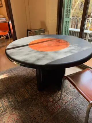 Mesa redonda despacho cuero y madera