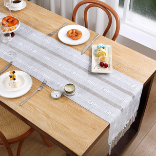 Camino de mesa nuevo con flecos