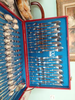 Cubertería Dalia 12 personas nueva