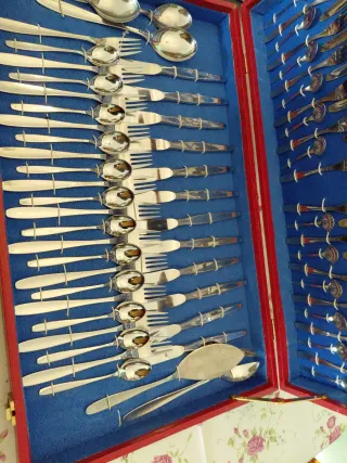 Cubertería Dalia 12 personas nueva