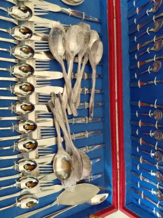 Cubertería Dalia 12 personas nueva