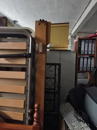 Cama de madera marrón