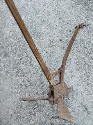 Arado antiguo de metal oxidado