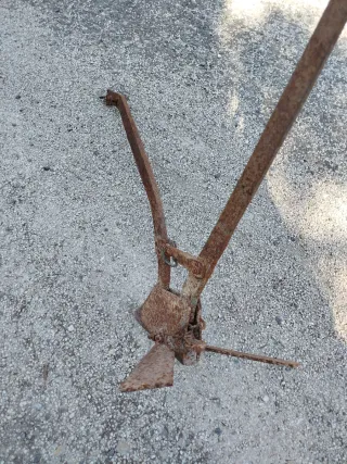 Arado antiguo de metal oxidado