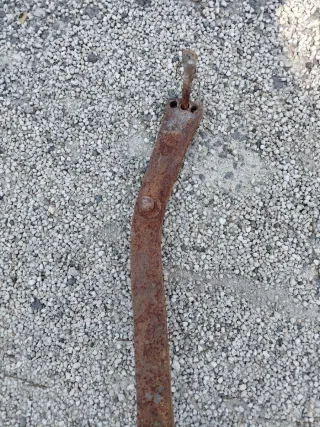 Arado antiguo de metal oxidado