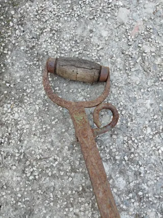 Arado antiguo de metal oxidado