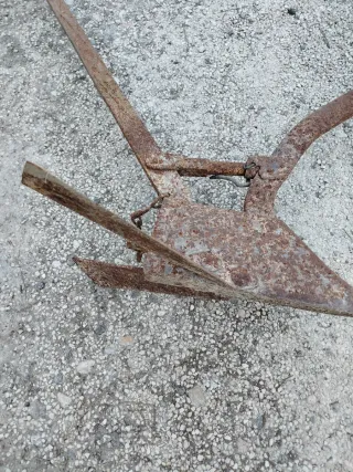 Arado antiguo de metal oxidado