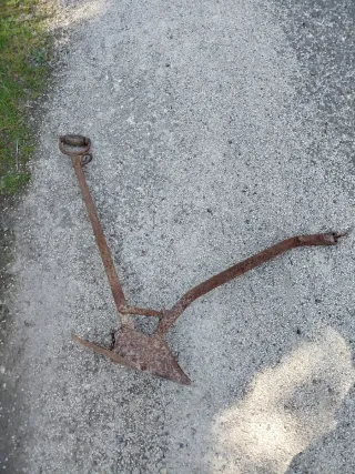 Arado antiguo de metal oxidado