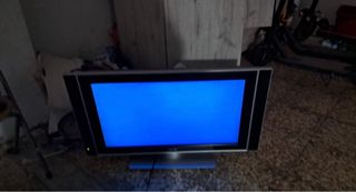 Televisión plana negra y plateada