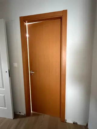 Puerta interior madera.